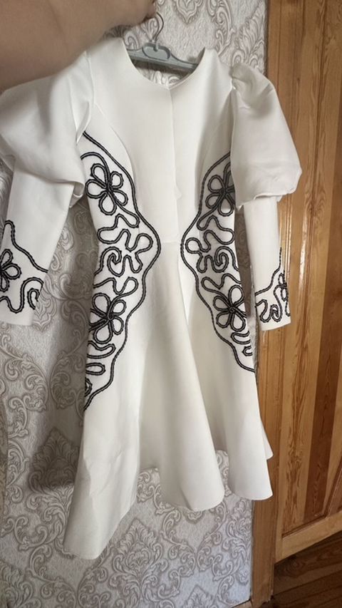 Ağ rəngli qadın paltarı - Model: midi uzunluqlu, ətəyi qollu — Digah