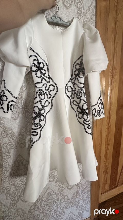 Ağ rəngli qadın paltarı - Model: midi uzunluqlu, ətəyi qollu — Digah