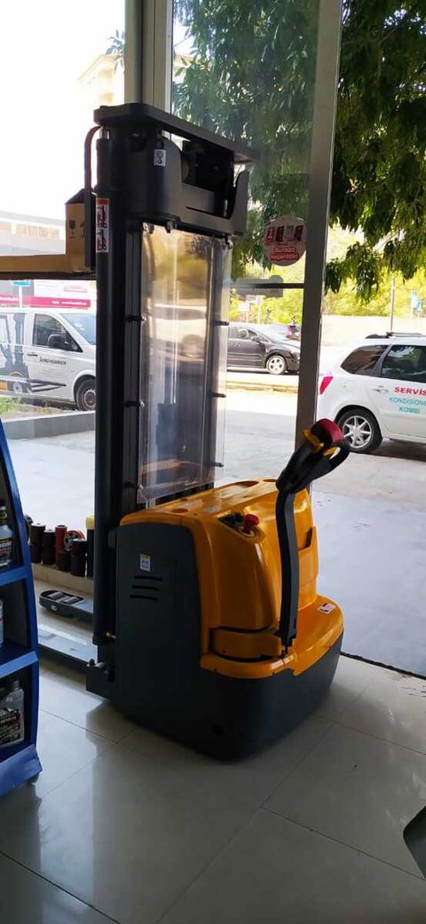 Yük qaldıran "Hochkraft R15" — Bakı