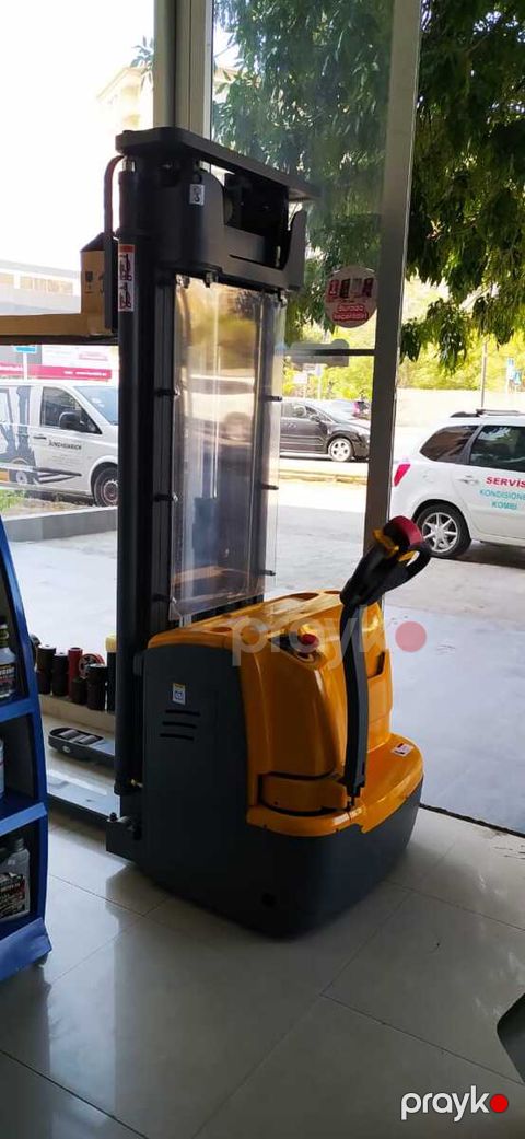 Yük qaldıran "Hochkraft R15" — Bakı