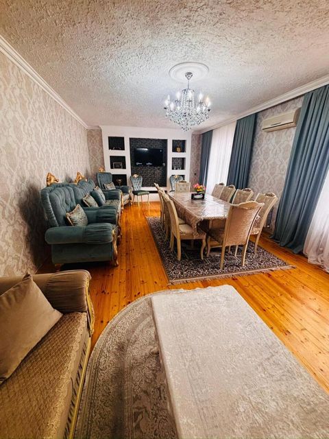 Satılır 8 otaqlı həyət evi/bağ evi 250 m² — Bakı