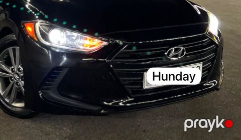Hyundai sedan (ön hissənin fotosu). Bufer ve barmaqliq ile biryerde — Digah