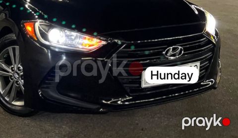 Hyundai sedan (ön hissənin fotosu). Bufer ve barmaqliq ile biryerde