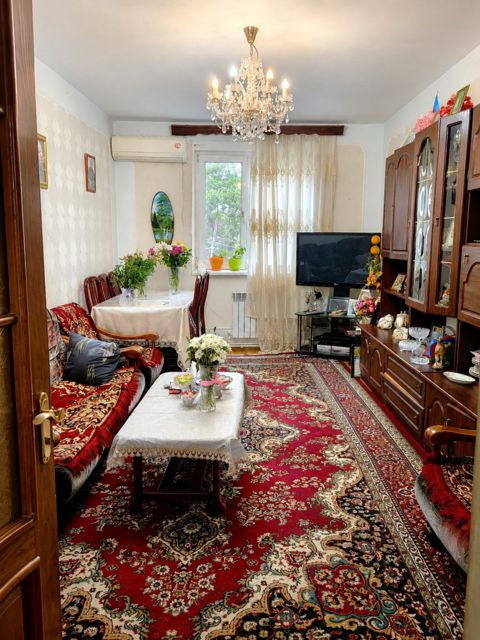 Satılır 4 otaqlı köhnə tikili 90 m² — Bakı