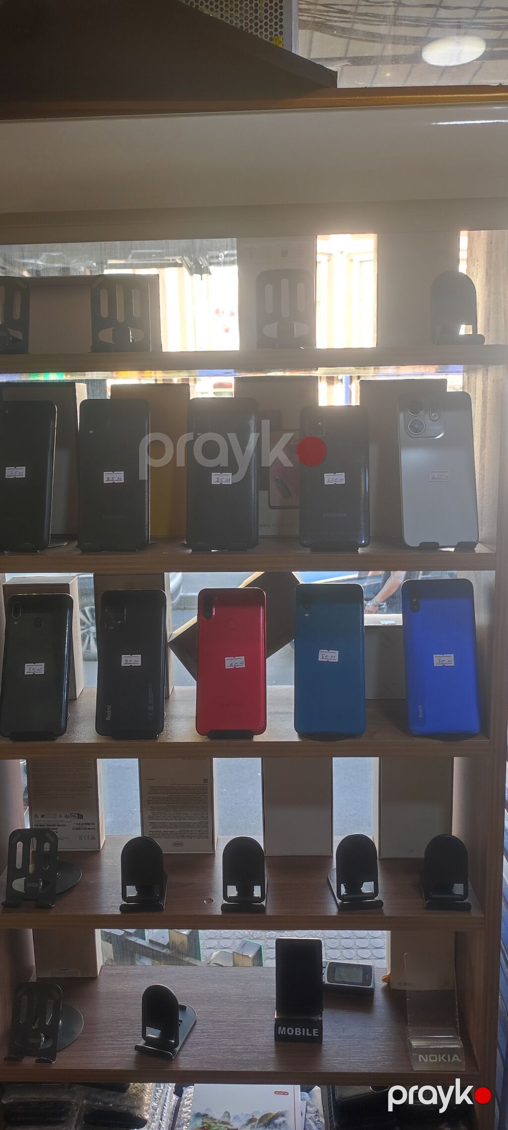 Məhsul: Mobil telefonlar və aksesuarlar vitrini Təsvir: - Vitrində — Vitrini, Bakı (3)
