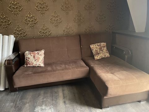 Künc divan – qəhvəyi rəngdə, klassik dizaynlı. - L‑şəkilli quruluş — Xırdalan