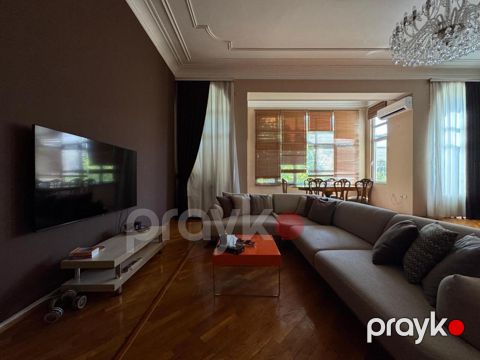 Satılır 4 otaqlı köhnə tikili 210 m²