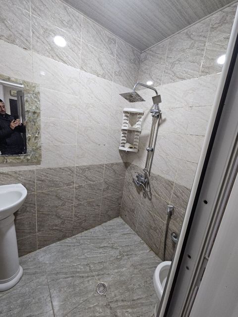 Kirayə üçün 2 otaqlı mənzil - Plan: ayrıca yataq otağı və geniş qonaq — Bakı