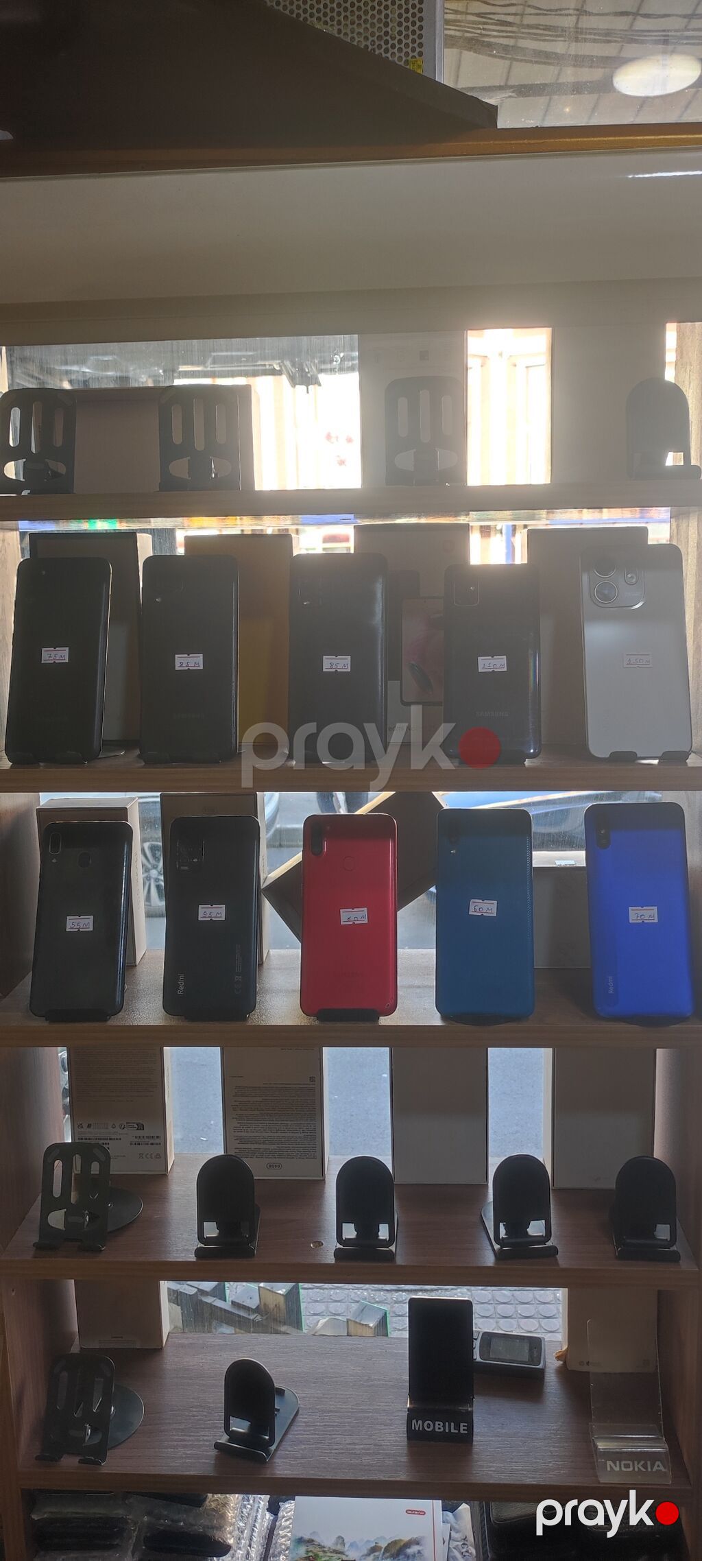 Məhsul: Mobil telefonlar və aksesuarlar vitrini Təsvir: - Vitrində — Vitrini, Bakı (4)