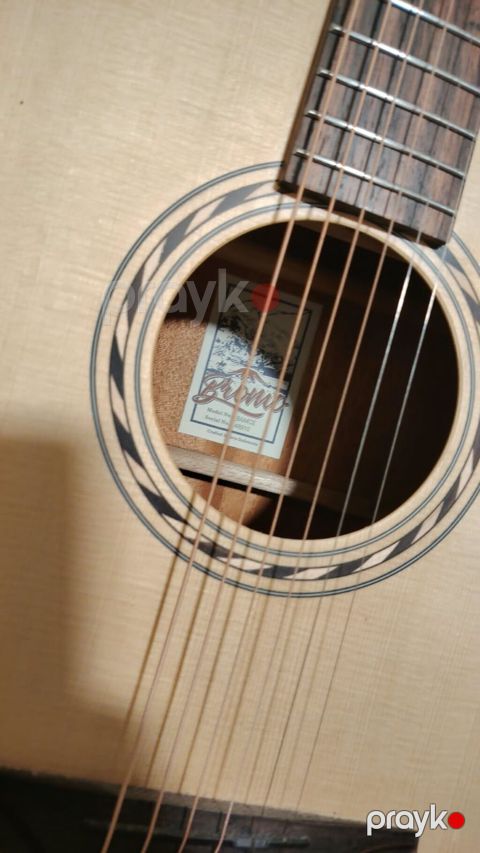 Yep yenidir bir defe bele işledilmeyib Akkustik gitara – Bromo — Bakı