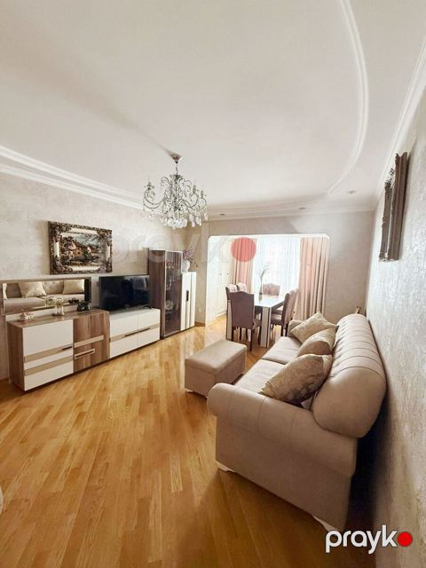 İcarəyə verilir 3 otaqlı köhnə tikili 92 m²