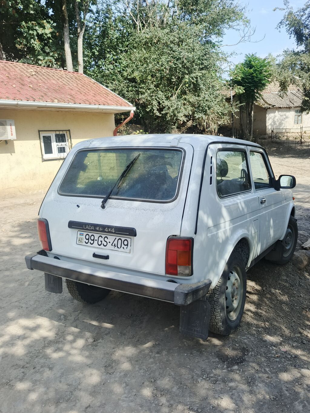 Lada Niva (VAZ 2121/21214 seriyası) 3 qapı, ağ rəng, tam ötürücülü — Avtomobillər, Digah (6)