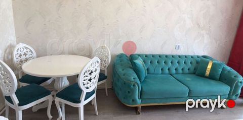 masa 4 stull ve divan heresi 300 manata satılır. Unvan yeni — Bakı