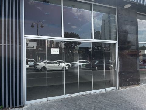 Sürgülü şüşə qapı satılır 220 cm hündürlük 400 cm uzunluq tək bir — Bakı