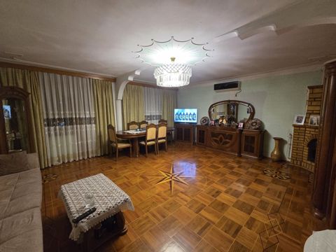 Satılır 4 otaqlı köhnə tikili 130 m² — Bakı