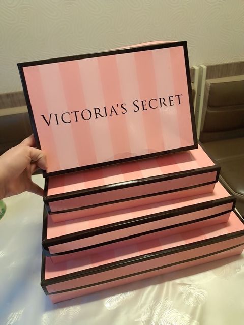 Victoria secret hədiyyə qutuları satılır. 4-lü dəst şəklindədir — Bakı