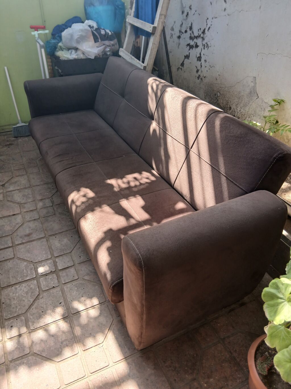 Qəhvəyi rəngli 3 nəfərlik divan satiram. Real alicilar elaqe saxlasin — Divanlər, Bakı (4)