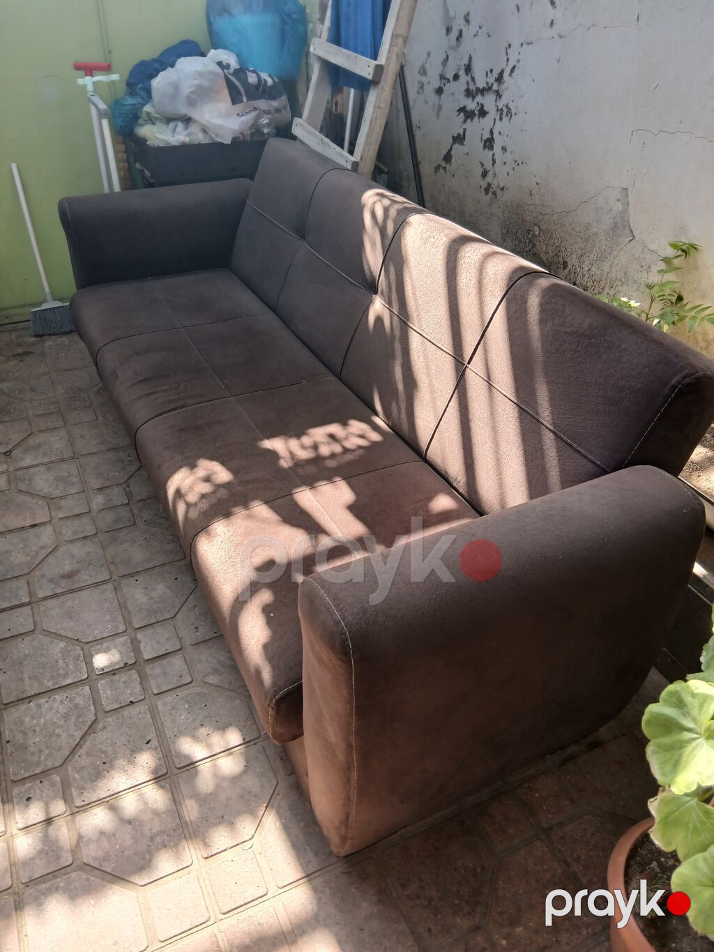 Qəhvəyi rəngli 3 nəfərlik divan satiram. Real alicilar elaqe saxlasin — Divanlər, Bakı (4)