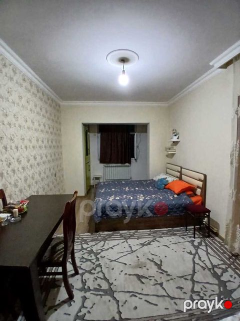 Satılır 1 otaqlı köhnə tikili 45 m²