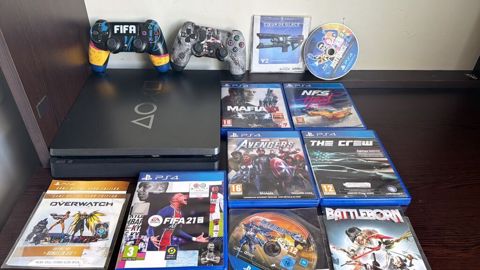 PlayStation 4slim heç bir problemi yoxdu,disklerle bir yerde — Bakı
