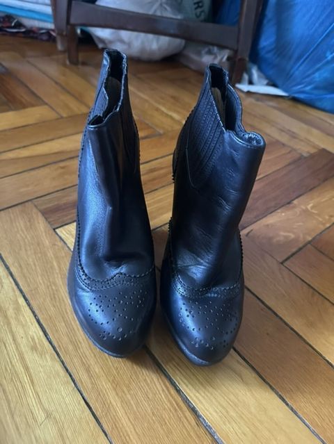 Qara dəri uşaq çəkmələri - Material: hamar qara dəri - Dizayn: broq