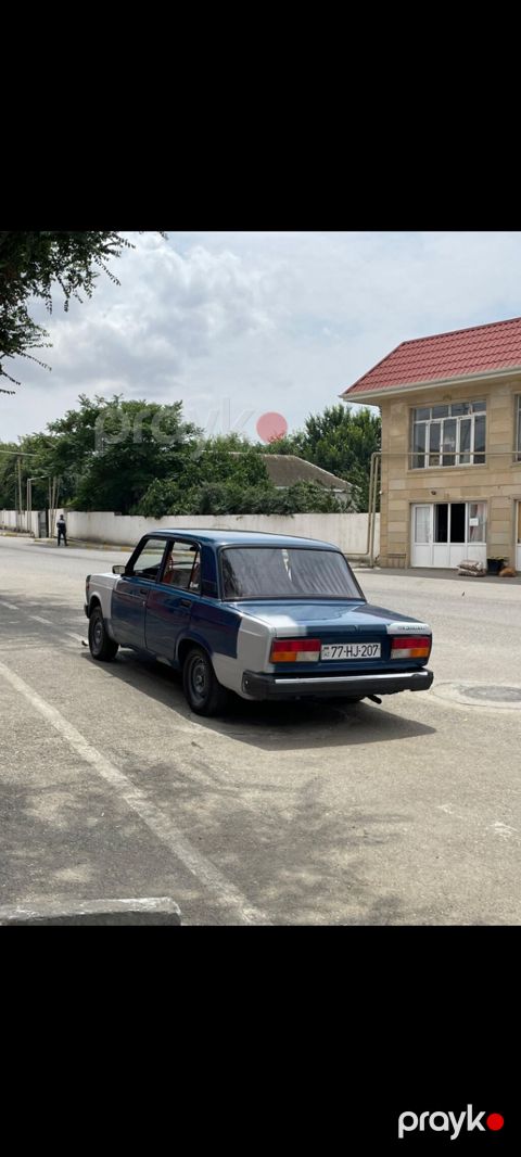 Model: Lada vaz (VAZ 2107) sedan Kuzov: 4 qapı, mavi rəng, bəzi