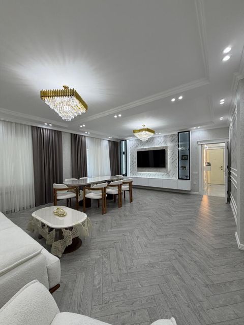 Satılır 5 otaqlı köhnə tikili 130 m² — Bakı