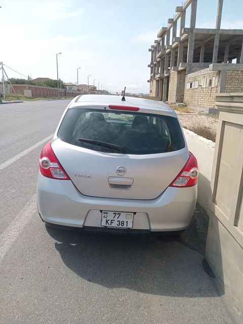 Nissan Tiida, gümüşü rəng, hatchback kuzov. Əsas xüsusiyyətlər — Beyləqan