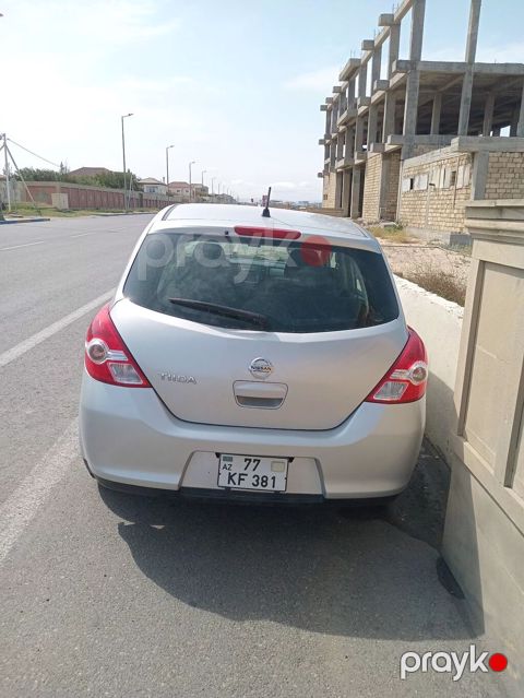 Nissan Tiida, gümüşü rəng, hatchback kuzov. Əsas xüsusiyyətlər — Beyləqan