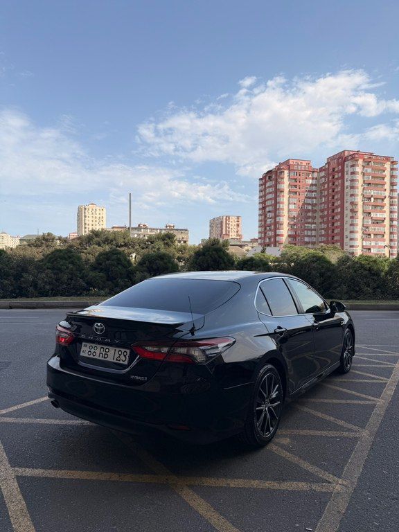 Toyota Camry, 2.5 L, 1.6 kWh, 2023 il, 100 500 km — Avtomobillər, Bakı (6)