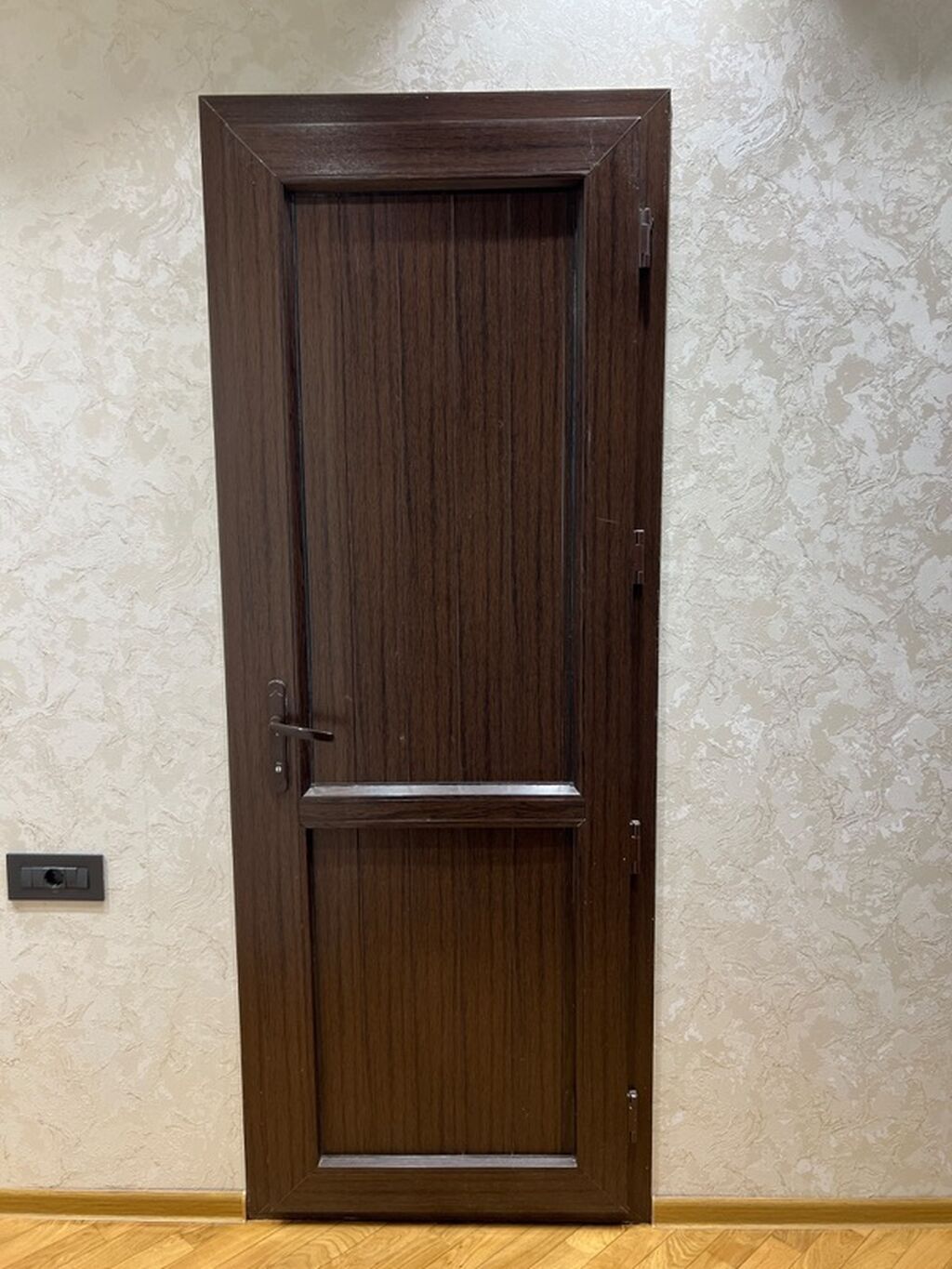 Daxili qapı – tünd qəhvəyi rəng, klassik dizayn - Material: ağac — Pəncərələr, qapılar, balkonlar, Bakı