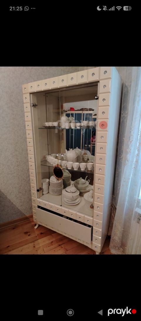 077 613 12 74 Şüşəli qab vitrin dolabı - Rəng: krem/ivory tonlarında — Bakı