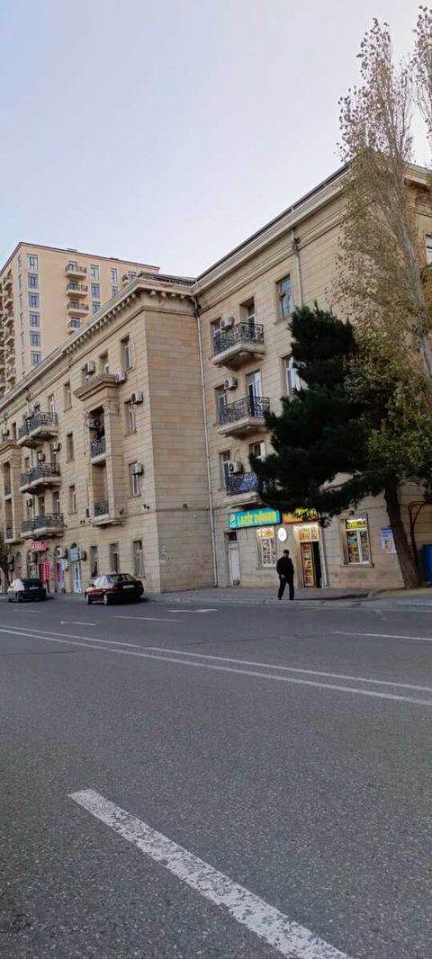 Satılır 2 otaqlı köhnə tikili 60 m² — Bakı