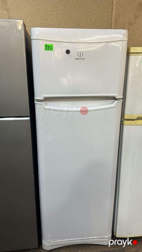 Indesit iki qapılı soyuducu - Üst hissədə ayrıca dondurucu bölmə — Digah