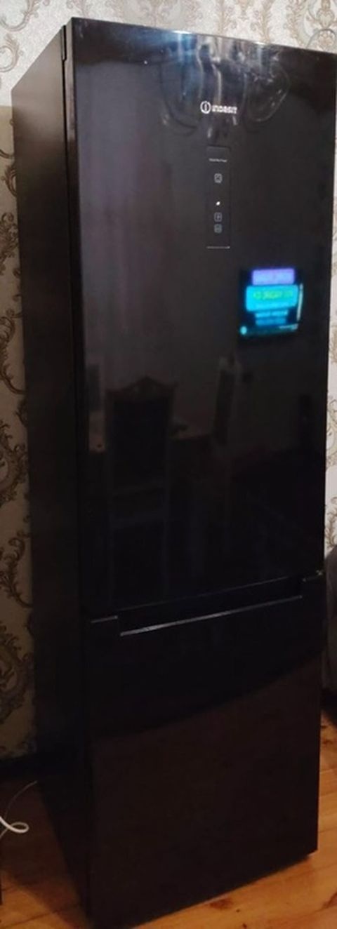Indesit iki kamerali soyuducu (aşağıda dondurucu, yuxarıda soyuducu — Digah
