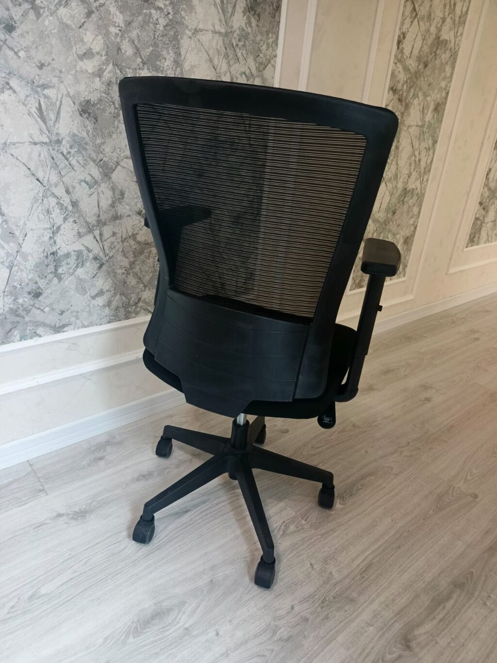 Erqonomik ofis kreslosu – qara rəng - Nəfəsalan mesh arxa dayaq — Ofis mebeli, Bakı (2)