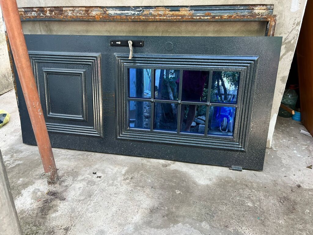 Metal qapı – şüşəli model - Material: qalın metal lövhə, teksturalı — Pəncərələr, qapılar, balkonlar, Bakı (3)