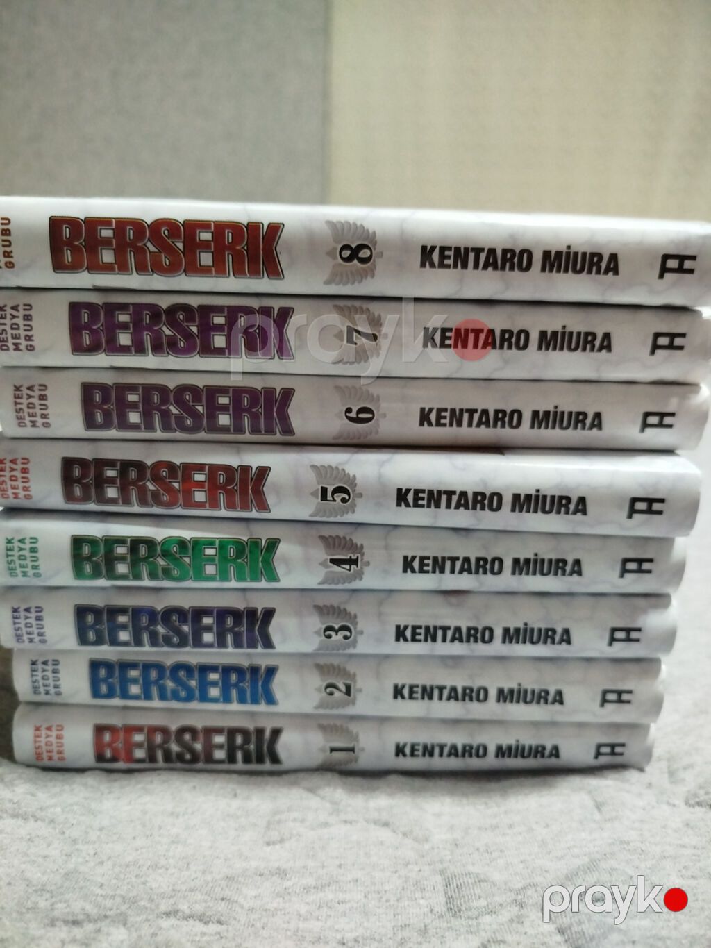 Kitablar səliqəli şəkildə istifadə olunub. Fərqli mangalar və komiks — Kitablar, Bakı