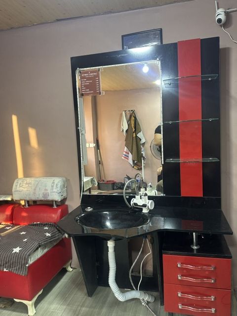 Bərbər salonu üçün lavabo və güzgü paneli dəsti - Rəng: qara/qırmızı — Digah