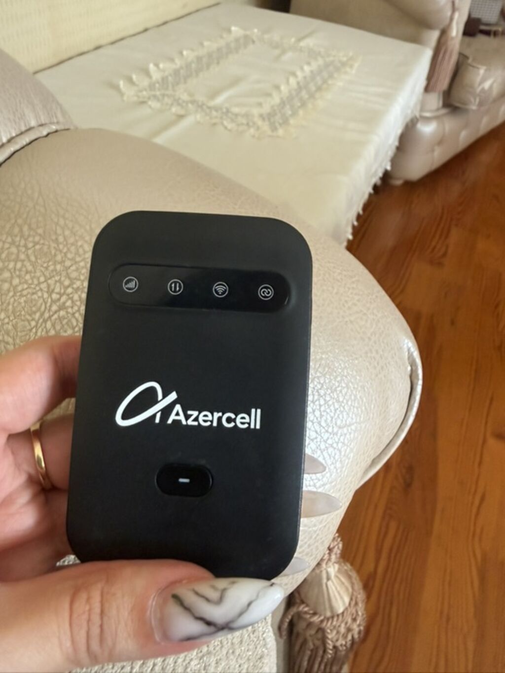 Azercell portativ Wi‑Fi (MiFi) modem - Mobil internet üçün cib ölçülü — Şəbəkə və server avadanlığı, Saray (2)