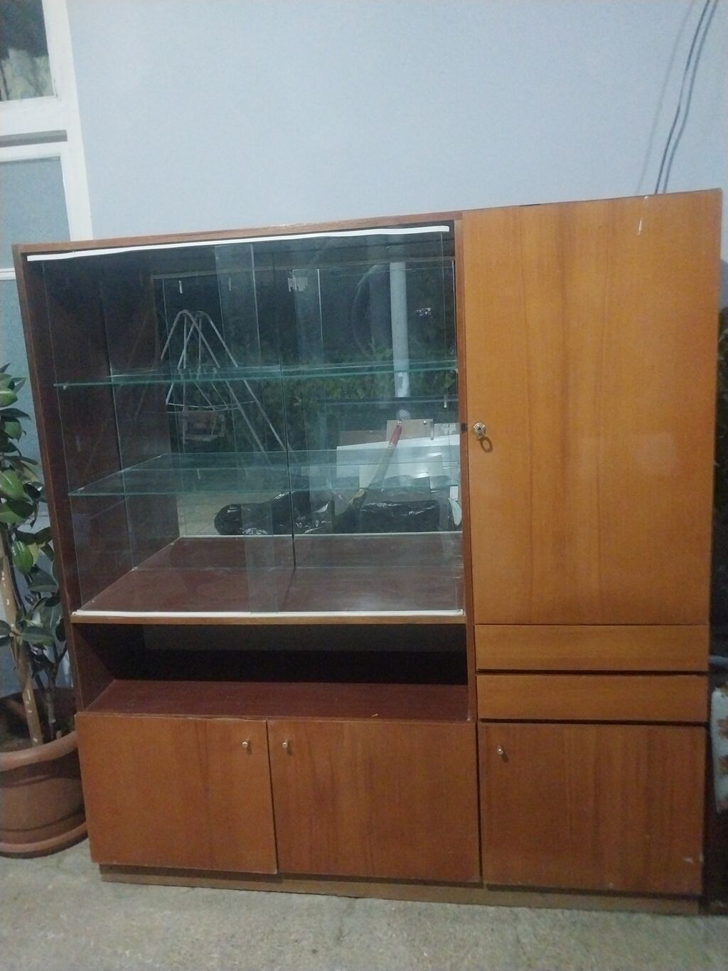Vitrinli bufet-dolab - Material: taxta karkas, ön hissədə şüşə vitrin — Şkaflar, Digah (2)