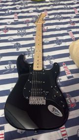 Squier Stratocaster tipli elektrik gitara (HSS) - Korpus: klassik — Музыкальные инструменты