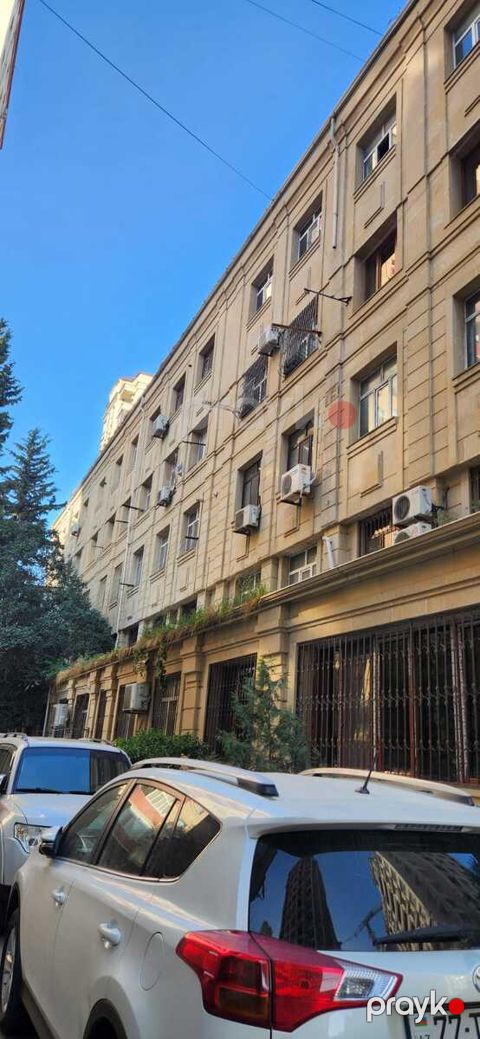 Satılır 5 otaqlı köhnə tikili 145 m² — Bakı