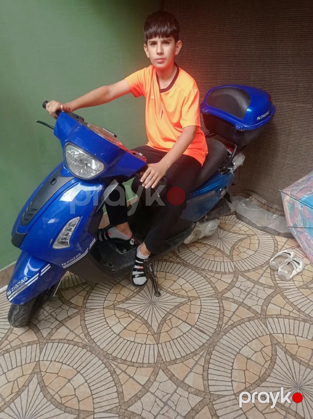 Mavi rəngli şəhər skuterı/skuter moto. Kompakt və yığcam gövdə, iki — Mopedlər və skuterlər, Bakı