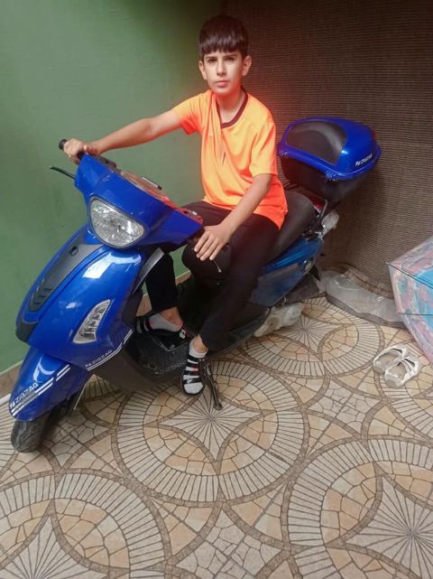 Mavi rəngli şəhər skuterı/skuter moto. Kompakt və yığcam gövdə, iki — Bakı