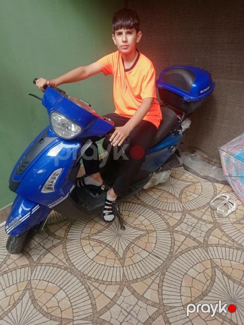 Mavi rəngli şəhər skuterı/skuter moto. Kompakt və yığcam gövdə, iki — Bakı