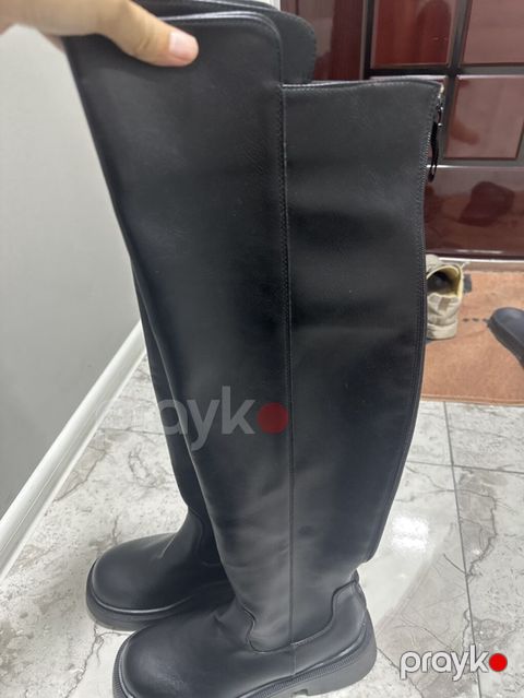 Qadınlar üçün dizdən yuxarı qara çəkmələr - Model: over-the-knee, düz — Mingəçevir