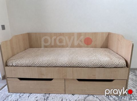 Çarpayı-divan, ağcaqayın tonlarında laminat korpuslu. Kompakt ölçülü — Xırdalan