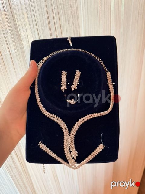 Dəstə daxildir: Boyunbağı — Bakı