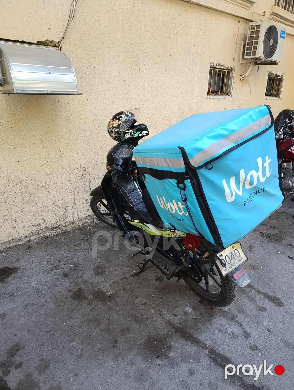Wolt çatdırılma üçün uyğunlaşdırılmış moped satılır. Şəkillərdə — Mopedlər və skuterlər, Bakı